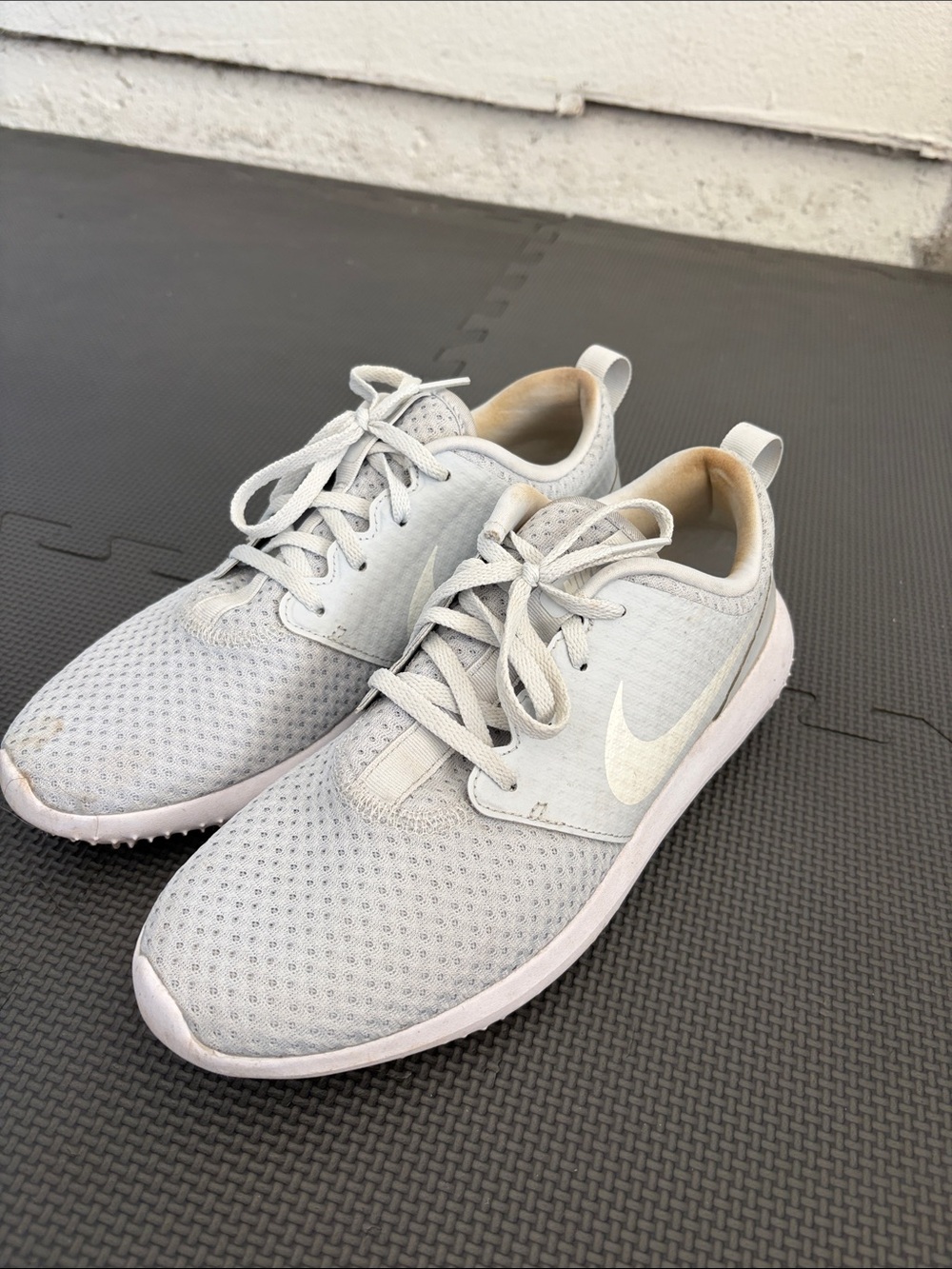 Nike Women’s Light Gray/White Mesh Golf Shoes